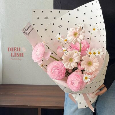 Giấy gói hoa màu trắng họa tiết chấm bi đen trend