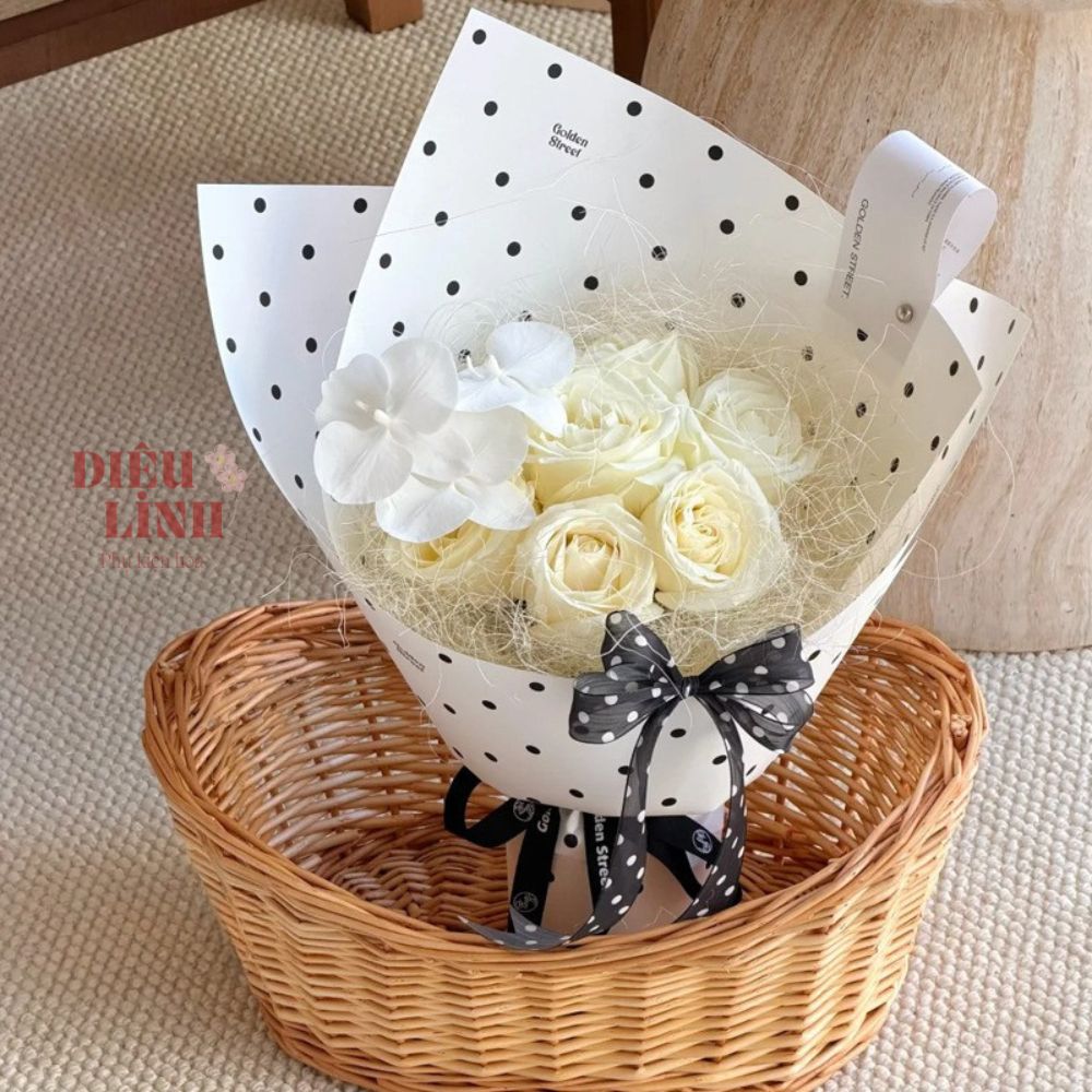 Giấy gói hoa màu trắng họa tiết chấm bi đen