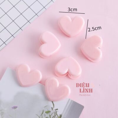 Kẹp thiệp hình trái tim màu hồng