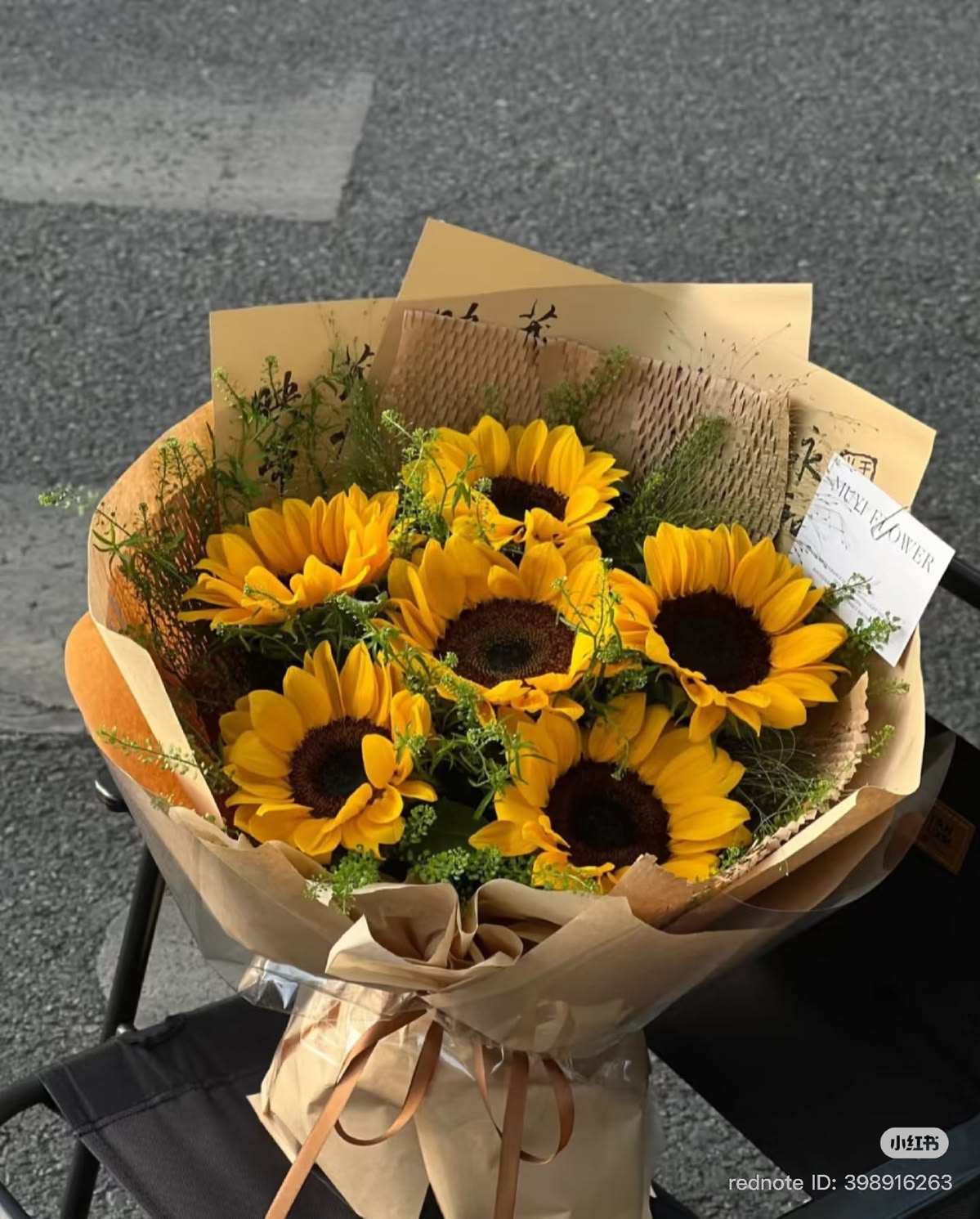 Bó hoa hướng dương với giấy báo