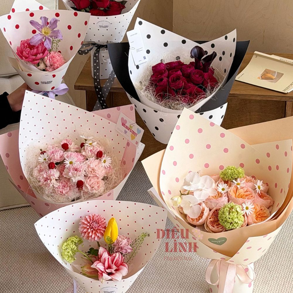 Giấy gói hoa họa tiết chấm bi to