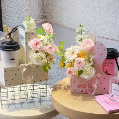 Túi giấy 2 ngăn cắm hoa đựng nước và bánh dễ thương